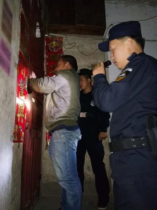 吐鲁番粗心妈妈误将幼女锁家中 