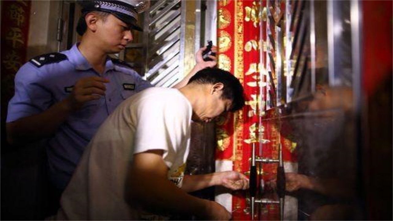 吐鲁番请开锁师傅开了锁后，师傅